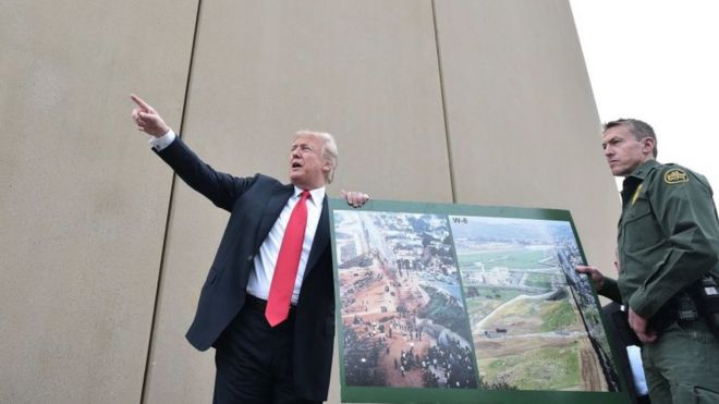Donald Trump con prototipos del muro