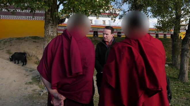 Монахи в монастыре Курти разговаривают с Джоном Судвортом из BBC в октябре 2015 года