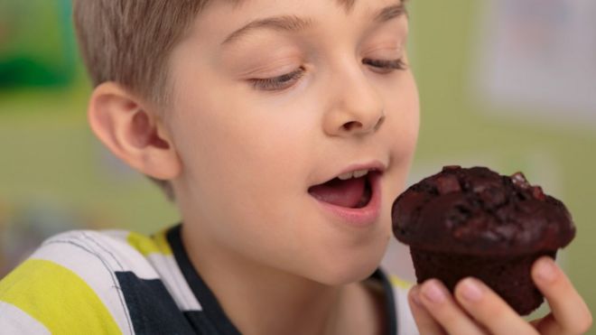 Мальчики едят шоколадный кекс