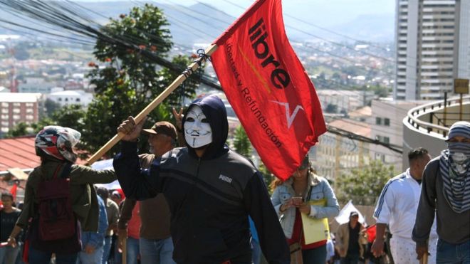 Protestas de seguidores de la oposición marchan hacia la embajada de EE.UU. en Honduras