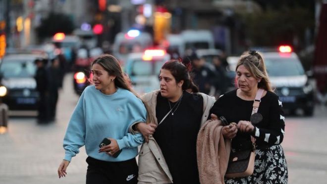 La gente huye mientras la policía asegura el área después de una explosión en la calle Istiklal, Estambul