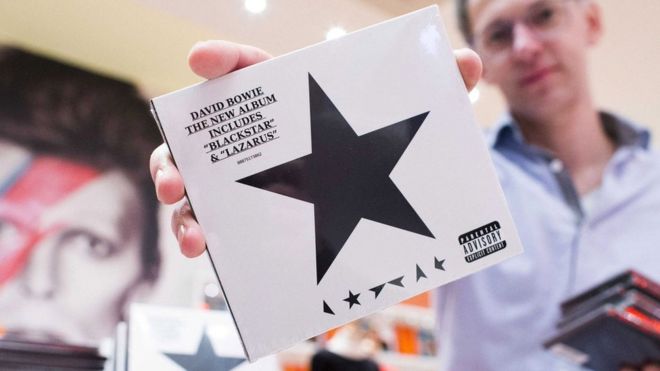 Мужчина держит Blackstar CD