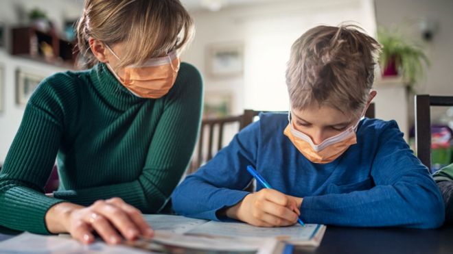 Madre estudiando con su hijo