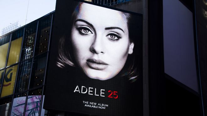 Рекламный щит в Нью-Йорке, рекламирующий новый LP Адели 25