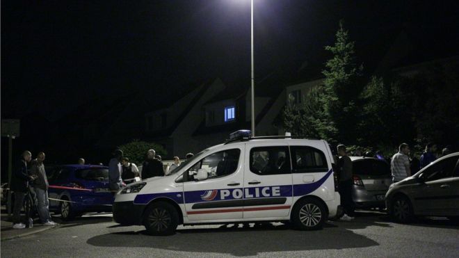 Полицейская машина блокирует дорогу во время штурма в Манганвилле, недалеко от Парижа, 14 июня
