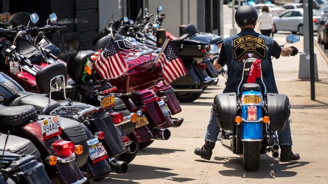 Мужчина на мотоцикле Harley-Davidson в служебном гараже в Нью-Йорке, 25 июня 2018 года