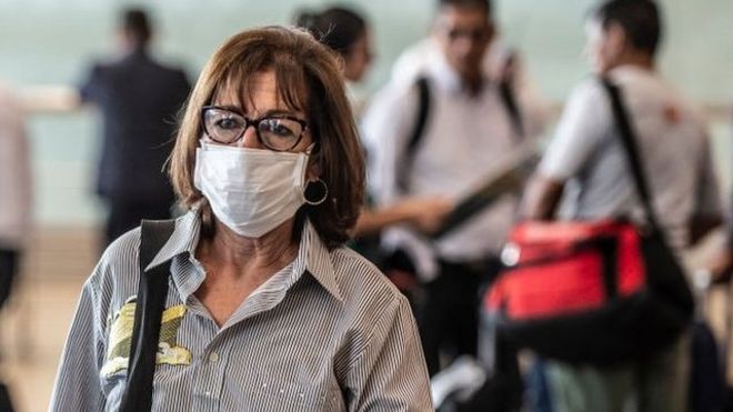 Mujer con una mascarilla en el aeropuerto internacional de Lima, Perú.