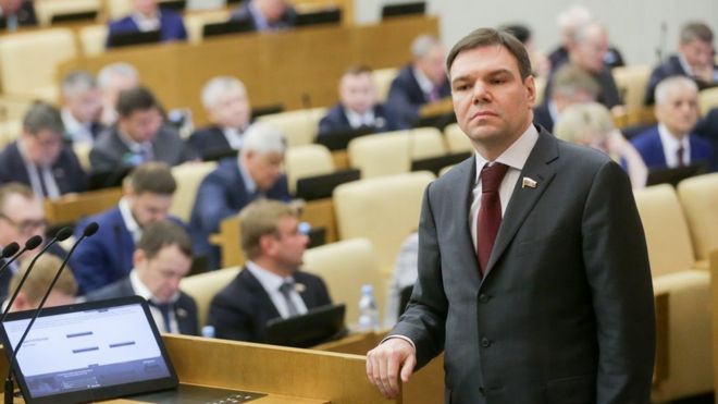 Поправки к законопроектам о фейковых новостях и неуважении к власти внес депутат Госдумы Леонид Левин