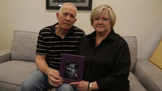 Джуди и Деннис Шепард держат фотографию своего сына в Денверском офисе Фонда Мэтью Шепарда 17 октября 2018 года