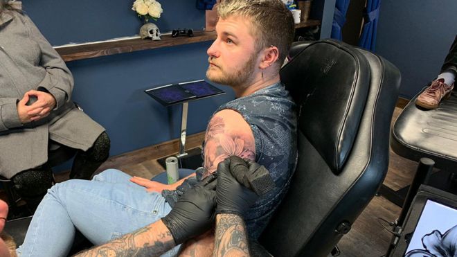 Джейми Раттер делает татуировку