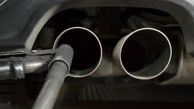 Шланг для испытания на выбросы закреплен в выхлопной трубе 2-литрового дизельного автомобиля Volkswagen Golf в Агентстве технической инспекции в Людвигсбурге, юго-западная Германия, 7 августа 2017 года