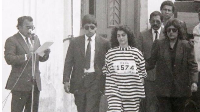 Мятежник «Сияющий путь» Марица Гарридо Лекка показана прессе после ее ареста, в Лиме, ??Перу, 12 сентября 1992 года