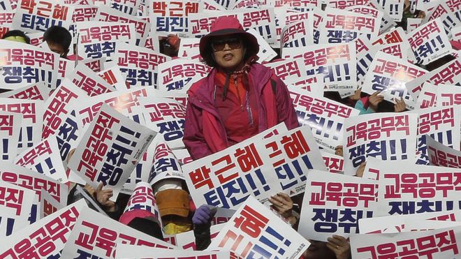 Manifestantes piden la renuncia con carteles de la presidenta de Corea del Sur