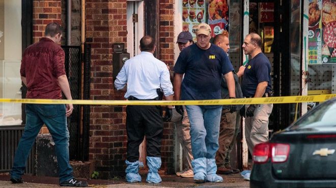 ФБР и другие сотрудники правоохранительных органов расследуют место жительства в Элизабет, штат Нью-Джерси, в связи с взрывом в субботу вечером в Манхэттене (19 сентября 2016 года)
