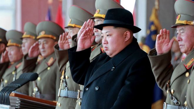 Северокорейский лидер Ким Чен Ын (2-й R) на военном параде