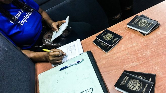 Паспорта выложены перед властями после рейдов против торговцев людьми