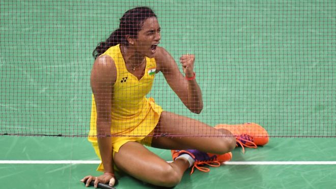 Индийская Pusarla V. Sindhu реагирует после победы над китайской Wang Yihan во время их четвертьфинального матча по бадминтону среди женщин на стадионе Riocentro в Рио-де-Жанейро 16 августа 2016 года
