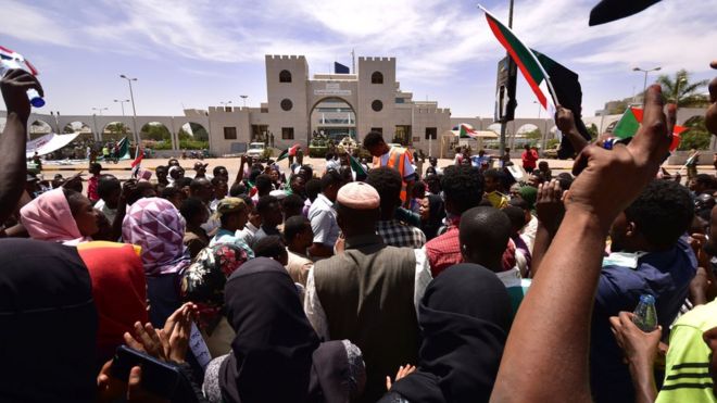 Суданские демонстранты присутствуют на сидячей забастовке у здания министерства обороны в Хартуме, Судан 14 апреля 2019 года