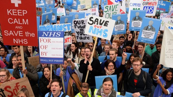 Демонстранты на митинге и марше протеста молодых докторов в Лондоне