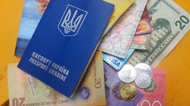 Гроші і паспорт