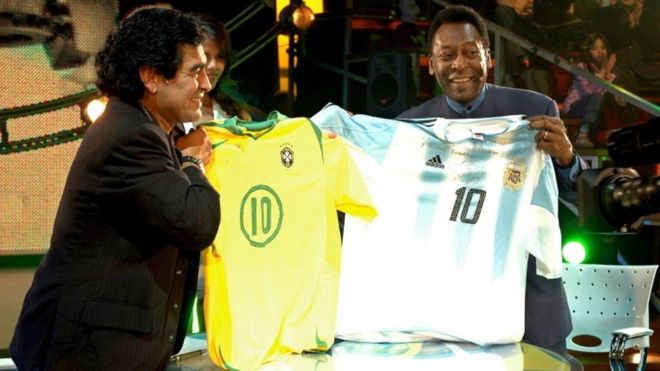 Maradona sostiene una camiseta de Pelé y Pelé sostiene una de Maradona