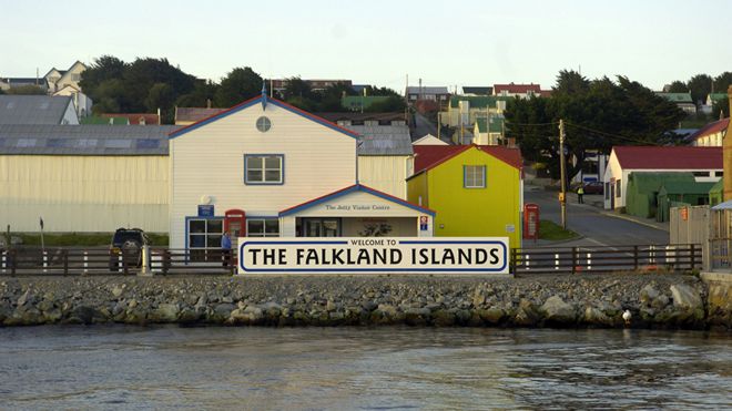 Cartel de "Bienvenidos a las islas Falklands"