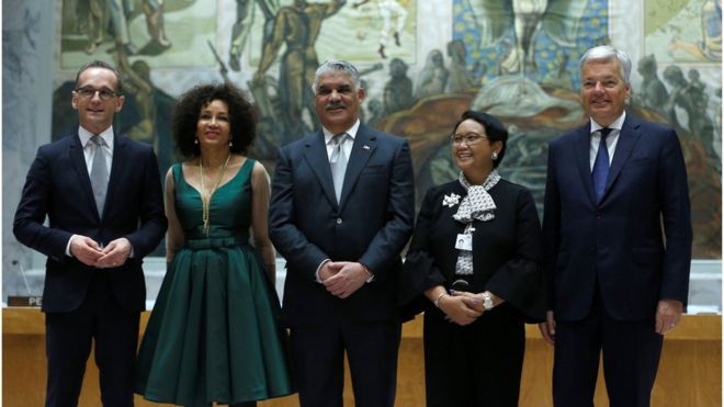 Menlu Retno Marsudi bersama menlu Jerman, Belgia, Republik Dominika dan Afrika Selatan seusai pemilihan di Markas Besar PBB di New York | Sumber: Anadolu Agency / Getty Images