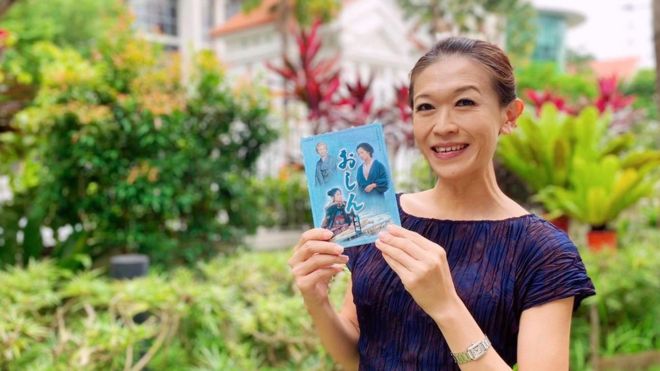 La fan de Singapur Kit Ow con un dvd de "Oshin"