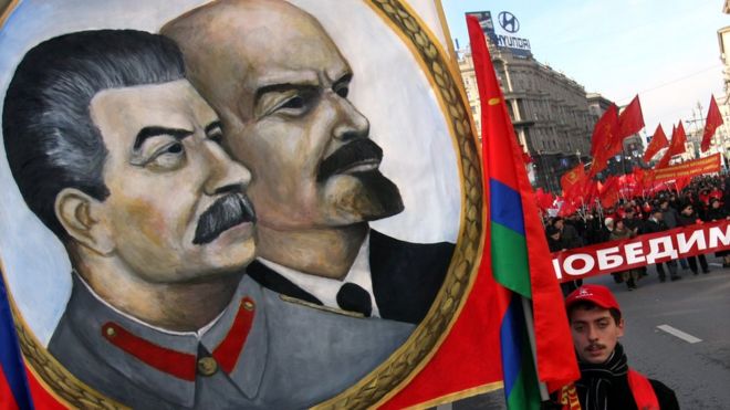 Ленин и Сталин разделяют знамя на митинге прокоммунистической партии в Москве