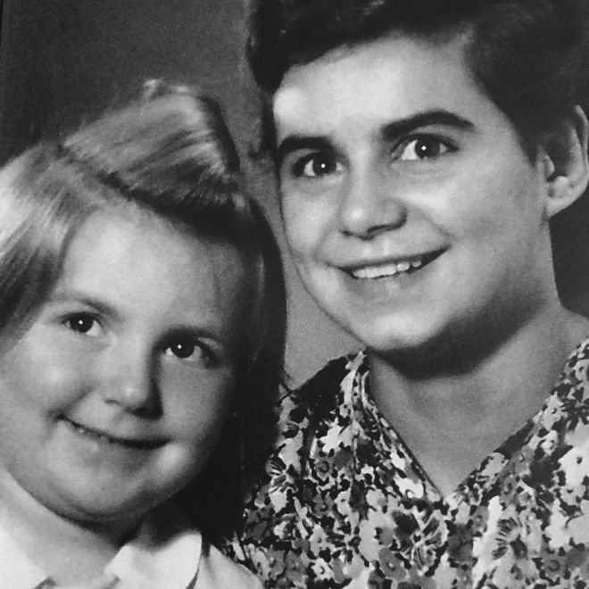 Рут (справа) со своей младшей сестрой Эдди