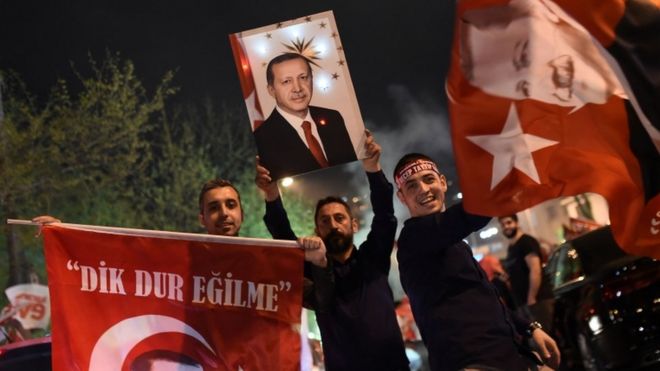 أنصار أردوغان يحتفلون بنتيجة الاستفتاء