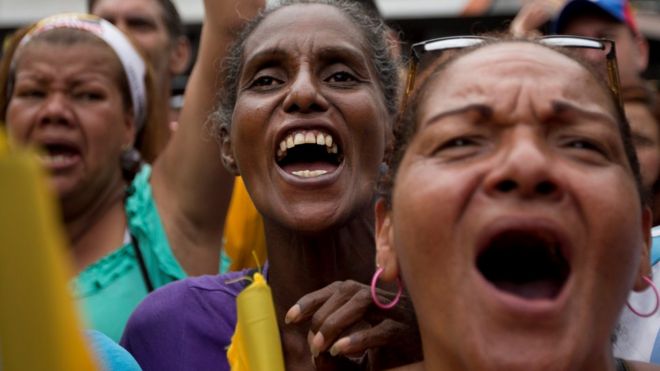 Демонстранты участвуют в акции протеста против правительства Венесуэлы в Каракасе, Венесуэла, 14 мая 2016 года.
