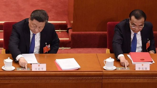 Chủ tịch Trung Quốc Tập Cận Bình, Thủ tướng Lý Khắc Cường bấm nút bỏ phiếu về luật an ninh Hong Kong ngày 28/5 tại Bắc Kinh