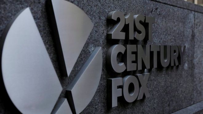 Логотип 21-го века Фокс отображается на боковой стороне здания в центре Манхэттена в Нью-Йорке, США, 27 февраля 2018 года.