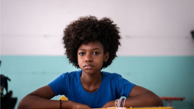 Fille au visage fermé
