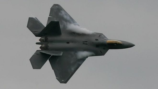 Американский истребитель F22 Raptor, представленный на авиашоу в Фарнборо в Великобритании, 2008