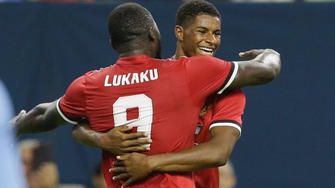 Romelu Lukaku na Marcus Rashford wakisherehekea ushindi wa mabao yao