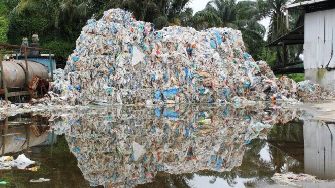 Пластиковые отходы в Куала Лангате