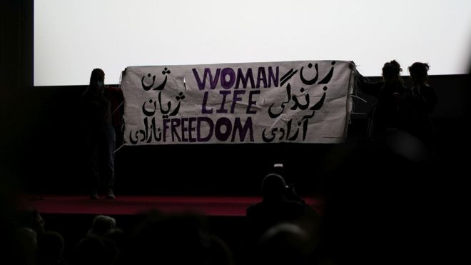 اکران فیلم جعفر پناهی و شعار «زن، زندگی، آزادی» در افتتاحیه جشنواره فیلم بین‌المللی تسالونیکی، یونان، نوامبر ۲۰۲۲