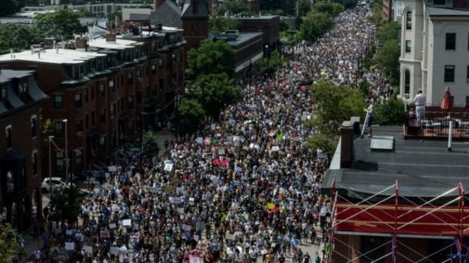 ผู้ประท้วงต่อต้านฝ่ายขวาหลายหมื่นคน พากันเดินขบวนไปยังย่านบอสตัน คอมมอน