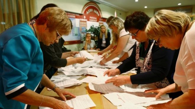 Члены местной избирательной комиссии считают бюллетени на избирательном участке после парламентских выборов в Минске (11 сентября 2016 года)