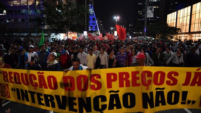 30 мая 2018 года перед штаб-квартирой нефтяной компании Petrobras в Сан-Паулу, Бразилия, прошли акции протеста против высоких цен на топливо и кулинарный газ.