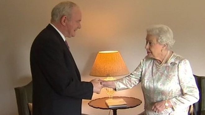 Заместитель первого министра Мартин МакГиннесс приветствует королеву