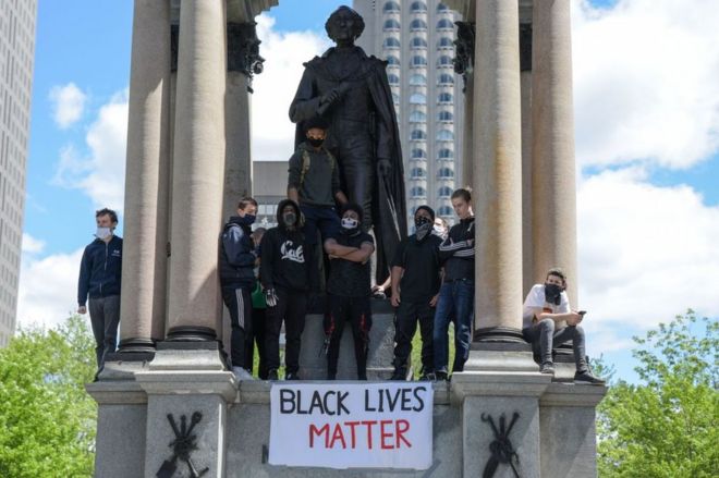 В июне активисты вывесили транспаранты над статуей во время акций протеста против расизма