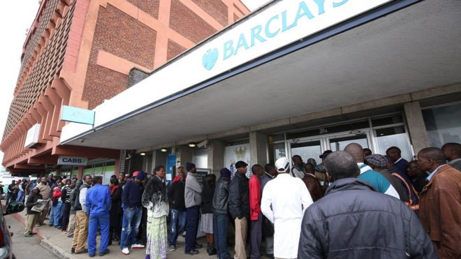 Клиенты ждут в очереди возле отделения банка Barclays в Хараре, Зимбабве, 27 мая 2016 года.