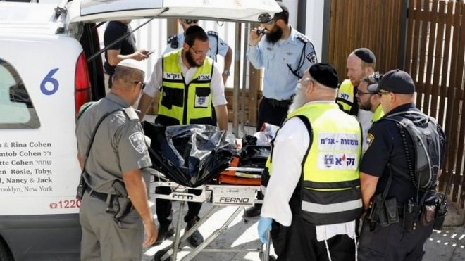Police remove body of attacker from site of shooting in Jerusalem (14/07/17)