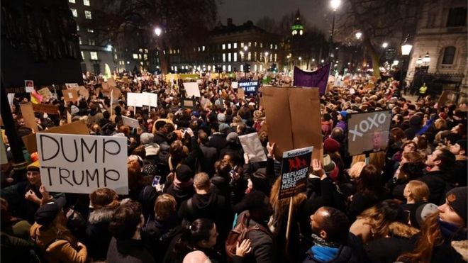 Демонстранты протестуют возле Даунинг-стрит против президента США Дональда Трампа в центре Лондона 30 января 2017 года