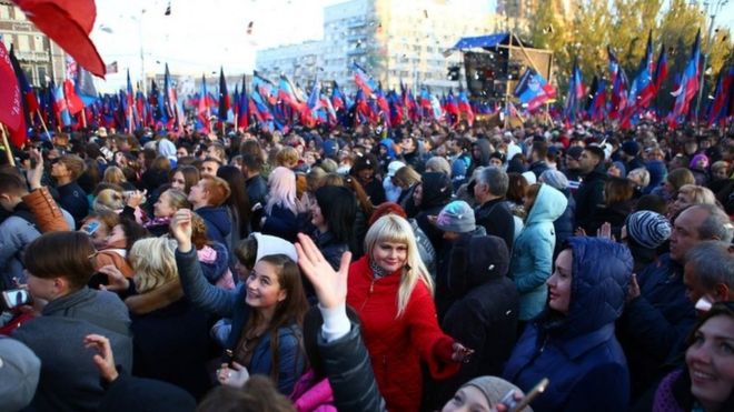 Толпы людей развевают флаги и держат телефоны в Донецкой Республике, ожидая своего действующего лидера Дениса Пушилина
