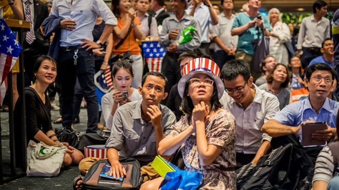 Nhiều người trẻ đang theo dõi trực tiếp kết quả bầu cử Mỹ năm 2016 do Tổng Lãnh Sự Quán Hoa Kỳ tổ chức vào ngày 09/11/2016 tại TP HCM