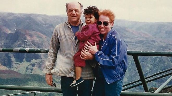 Liam con sus padres adoptivos.